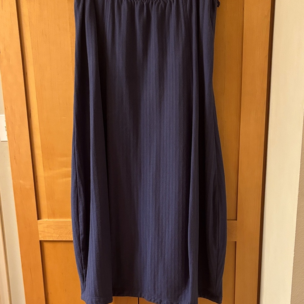 Chic Navy Midi Skirt made of 100% cotton.